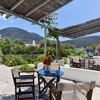 Cour pavée aux studios Sifnos